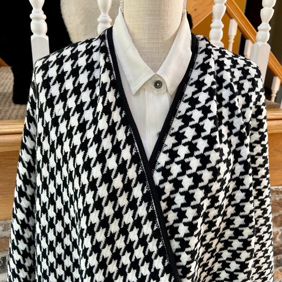 Classic Black and White Houndstooth Pattern Cape/Poncho/Shawl - Picture 1 of 9